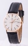OMEGA. Relógio masculino suíço de pulso da marca "Omega" (década de 60). Caixa em ouro 18k contrastado. Movimento a corda. Funcionando.