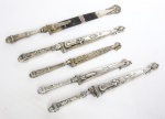 Cinco punhais gaúchos diversos espessurados a prata, decorados com personagens típicos. Comp. do maior: 32cm.