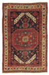 Raro tapete kasak (circa 1900), medindo: 1,58 x 1,13 = 1,79m². (Apresenta pequenos restauros). Reproduzido com foto no catálogo.