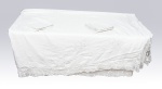 Monumental toalha para banquete em linho bege com fino bordado floral. Medida: 5,06 X 1,92. Acompanham 10 guardanapos.