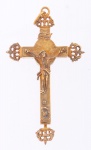 Antigo crucifixo de Bispo em prata lavrada revestida com vermeil. Fundo removível com símbolos eclesiástico finamente cinzelados. Medida: 10 X 6.