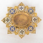 Antigo relicário oval em vermeil finamente filigranado e vazado, ornamentado nas extremidades com 8 placas redondas esmaltadas. Fundo removível. Medida: 9 X 8.