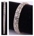 Antiga pulseira francesa "Riviera", estilo "art deco" em doublé de platina sobre ouro 18k contrastado com 21 brilhantes e 84 diamantes. Peso: 21,5g.