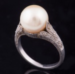Antigo anel em platina com pérola de 10mm e 6 diamantes nas laterais. Aro: 14/15. Peso: 6,7g.