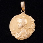 Antigo pendente francês art nouveau em ouro 18k, representando "Fleurs de Mai". Diam.: 2,3cm. Peso: 2,6g.