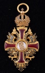 Rara comenda da "Ordem do Imperador Franz Joseph" da Áustria, datada de 1849, em ouro 18k e esmalte. Alt.: 6,0cm. Peso: 14,8g.