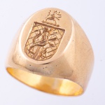 Antigo anel com "Brasão de Armas" em ouro 18k. Aro: 13. Peso: 5,9g.