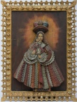ESCOLA CUSQUENHA (SÉC. XIX). Imagem em madeira policromada esculpida em alto relevo sobre placa, representando "Nossa Senhora com Menina". Alt.: 50cm. Medida da moldura: 72 X 55.