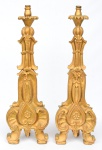 Par de tocheiros em cedro revestidos com pátina dourada e entalhados no estilo "D. José I", Brasil - 1900. Alt.: 87cm. (Suporte traseiro colado na fixação de uma das peças).