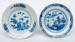 Dois pratos em porcelana chinesa da "Cia das Índias", séc. XVIII, período "Qianlong" (1736 - 1795), esmaltagem floral azul e branca, sendo 1 com "cenas de jardim no centro", e o outro com "paisagem lacustre, embarcações e pagodes". Diâm.: 23,5cm e 22,5cm. (Marca de arame na borda dos pratos e 1 com fio de cabelo). (Em função da fragilidade, este lote só poderá ser enviado para fora do estado através de transportadora especializada).