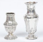 Dois pequenos vasos em prata francesa, contraste "Cabeça de Mercúrio", circa 1900, com decoração no estilo "neoclássico". Alt.: 16cm e 11,5cm. Peso: 460g. (No estado).