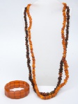 Dois colares e pulseira com contas em âmbar. Fecho dos colares em metal cromado. Comp. aberto dos colares.: 70cm.
