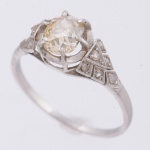 Antigo anel em platina com brilhante central e 12 diamantes nas laterais. Aro: 16/17.