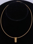 Gargantilha oriental em ouro 18k, com pendente no feitio de "junco" guarnecido com 7 brilhantes. Peso: 10,2g.