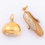 Dois pendentes no feitio de "espiga de milho" e "castanha" em ouro 18k de 2 tons. Comp. da espiga: 3,5cm. Peso: 18,2g.