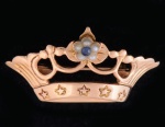 Antigo broche no feitio de coroa em ouro 18k com 5 pérolas minúsculas e safira central no feitio de flor. Larg.: 2,7cm. Peso: 3,1g.