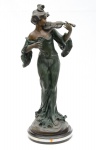 FRANCESCO FLORA (FRANÇA, 1857-1930). "Musicienne", escultura em bronze patinado. Base em mármore negro e branco. Alt.: 77cm. Assinado.