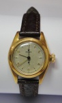 ROLEX. Relógio feminino suíço de pulso da marca "Rolex", provavelmente da década de 50. Caixa em ouro 18k. Diam.: 2,2cm. Nº na lateral da caixa: 455164. Movimento automático. (Mecanismo necessitando de revisão).