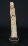 NOSSA SENHORA DO ROSÁRIO. Imagem esculpida em marfim. Base em madeira. Alt.: 29cm. (circa 1940).