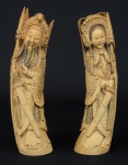 SELO VERMELHO. Par de figuras esculpidas em marfim, representando "Imperador e Imperatriz". Alt.: 26cm. Marca de selo vermelho na base. China - 1900.