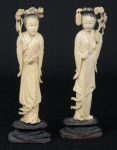 Par de figuras esculpidas em marfim, representando "Divindade Kuan Yin com ramos de flores". Alt.: 17,5cm. Base em madeira trabalhada. China - 1900.