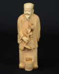 Okimono esculpido em marfim, representando "Camponês com girassol e tina de água aos seus pés". Alt.: 13cm. Assinado. Japão - 1900.