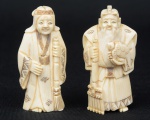 Dois Okimonos esculpidos em marfim, representando "Casal de Anciões camponeses com tartaruga e ferramentas na mão". Alt.: 7,5cm. Assinados. Japão - 1900.