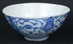 Bowl em porcelana chinesa do séc. XVIII, período "Qianlong" (1736 - 1795), esmaltagem floral em azul e branco. Alt.: 7,5cm. Diâm.: 16cm. Marca no fundo. (Borda da base com bicados). (Em função da fragilidade, este lote só poderá ser enviado para fora do estado através de transportadora especializada).