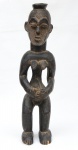 Totem de tribo africana da "Costa do Marfim" em madeira escurecida, representando "Blolo-Bian". Alt.: 76cm. África - séc. XVIII. (Pequeno lascado em 1 dedo do pé).