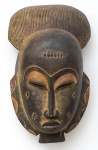 Máscara de cerimonial em madeira da tribo "Dinka" do Sudão. Alt.: 41cm. África - séc. XIX.