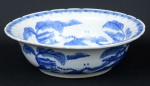 Antigo bowl em porcelana chinesa, esmaltada em azul e branco no padrão "Macau". Borda ondulada. Diâm.: 34,5cm. (Em função da fragilidade, este lote só poderá ser enviado para fora do estado através de transportadora especializada).