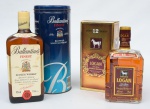 Dois Whiskies escoceses das marcas "Logan De Luxe (12 anos)" e "Ballantine's". Embalagens de 750ml e 1L.