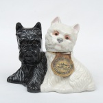 Rara embalagem em porcelana do famoso whisky escocês da marca "Black and White", representando "2 cachorrinhos da raça Scottish Terrier". Alt.: 19cm. Comp.: 24cm. (Apenas a embalagem).