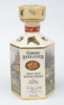 Raro whisky escocês de coleção da marca "Gordon Highlander" (12 anos). Acondicionado em embalagem de porcelana sextavada, esmaltada com "personagens e animais em cena de caça".