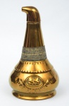 Raro whisky escocês de coleção da marca "White & Mackay" (12 anos). Acondicionado em embalagem de cerâmica dourada no feitio de "decantador".