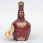Raro Whisky escocês da marca "Royal Salute" (21 anos). Embalagem em cerâmica esmaltada na cor vinho.
