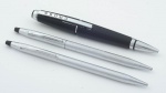 CROSS. Três canetas esferográficas americanas da marca "Cross", sendo 2 em aço e 1 revestida em laca negra. Acompanham estojos originais. (Falta reposição de carga em 2 canetas).