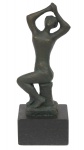 BRUNO GIORGI (1905-1993). "Nú Sentado", escultura em bronze patinado. Base em granito negro. Alt.: 42cm. Assinada. Reproduzido com foto no catálogo.