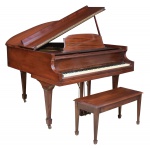 HALLET, DAVIS & CO (BOSTON - E.U.A.). Elegante piano americano de cauda em madeira na cor castanho. Teclas em marfim. Pés de rodinha. Acompanha banqueta com local interno sob o assento para guarda de partitura. Alt.: 1,02m. Comp.: 1,40m. Prof.: 1,55m.