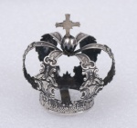 Antiga coroa em prata de lei, estilo "D. José". Alt.: 6,5cm.