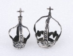 Duas antigas coroas em prata de lei lavrada e cinzelada com florões e perolados. Alt.: 5,5 cm e 5,0cm.