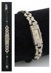 Relógio art deco feminino suíço de pulso com pulseira em platina da marca "Norma" (circa 1920/30), com 80 brilhantes. Medida do mostrador: 2,5 X 1,0. Extensão original da pulseira em fio de seda. (Mecanismo necessitando de revisão).