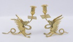 Par de castiçais italianos em bronze dourado no estilo renascentista guarnecidos com "dragões celestiais". Alt.: 21cm.