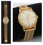 UNIVERSAL - GENÈVE. Relógio masculino suíço e pulso da marca "Universal - Geneve" da década de 50. Caixa e pulseira em ouro 18k. Movimento automático. Diam.: 3,5cm. Peso: 71,5g. Funcionando.