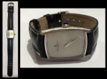 BAUME & MERCIER. Relógio unissex art deco suíço de pulso da marca "Baume & Mercier". Caixa em ouro branco 18k contrastado escovado. Mecanismo a corda. Medida: 3,0 X 2,5. Peso bruto: 26g. Funcionando.