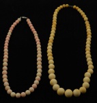 Dois colares, sendo 1 com contas variadas em marfim (Diam. maior 10mm) e o outro com contas variadas de corais peau d'ange (Diam. maior 5mm).