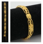 Antiga pulseira em ouro 18k contrastado com vazados, decorada com ramos de rosas. Peso: 10,3g.