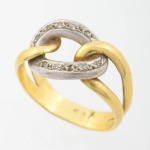 Antigo anel italiano com elos traçados em ouro 18k - 750mls contrastado, ouro branco e 10 diamantes. Aro: 20. Peso: 6,8g.