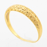Meia aliança em ouro 18k - 750mls contrastado, ornamentada com losangos e perolados. Aro: 16. Peso: 1,7g.