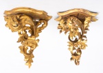 Duas antigas peanhas em cedro revestido com pátina ouro velho e entalhadas no estilo "Barroco", Brasil - 1900. Alt.: 30cm e 27cm. Larg.: 26cm e 23,5cm. (No estado).